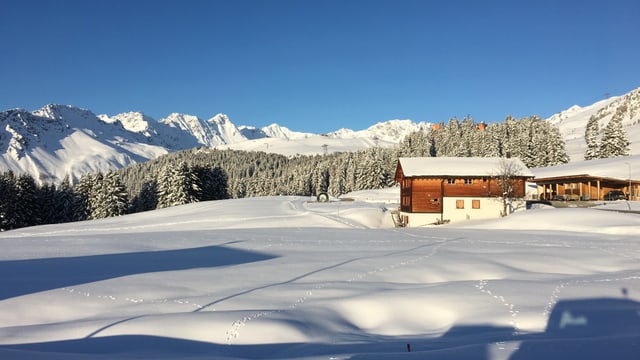 Verschneite Winterlandschaft am 14. Mai in Arosa unter einem wolkenlosen Himmel. Verschneite Winterlandschaft am 14. Mai in Arosa unter einem wolkenlosen Himmel.