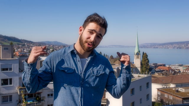 Der Rapper Didi Karaman posiert. Im Hintergrund ist Horgen und der Zürichsee zu sehen. Der Rapper Didi Karaman posiert. Im Hintergrund ist Horgen und der Zürichsee zu sehen.