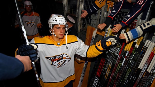 Fiala klatscht mit Fans ab. Fiala klatscht mit Fans ab.