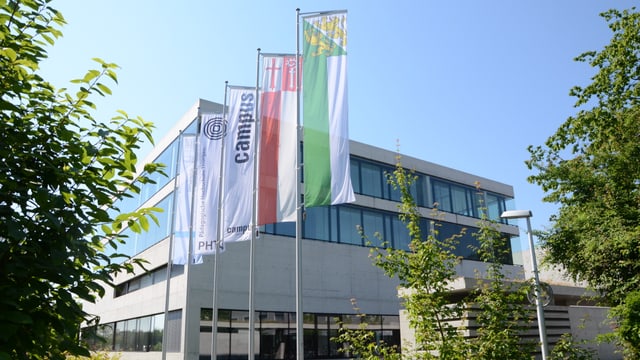Fahnen vor dem PH-Gebäude Fahnen vor dem PH-Gebäude