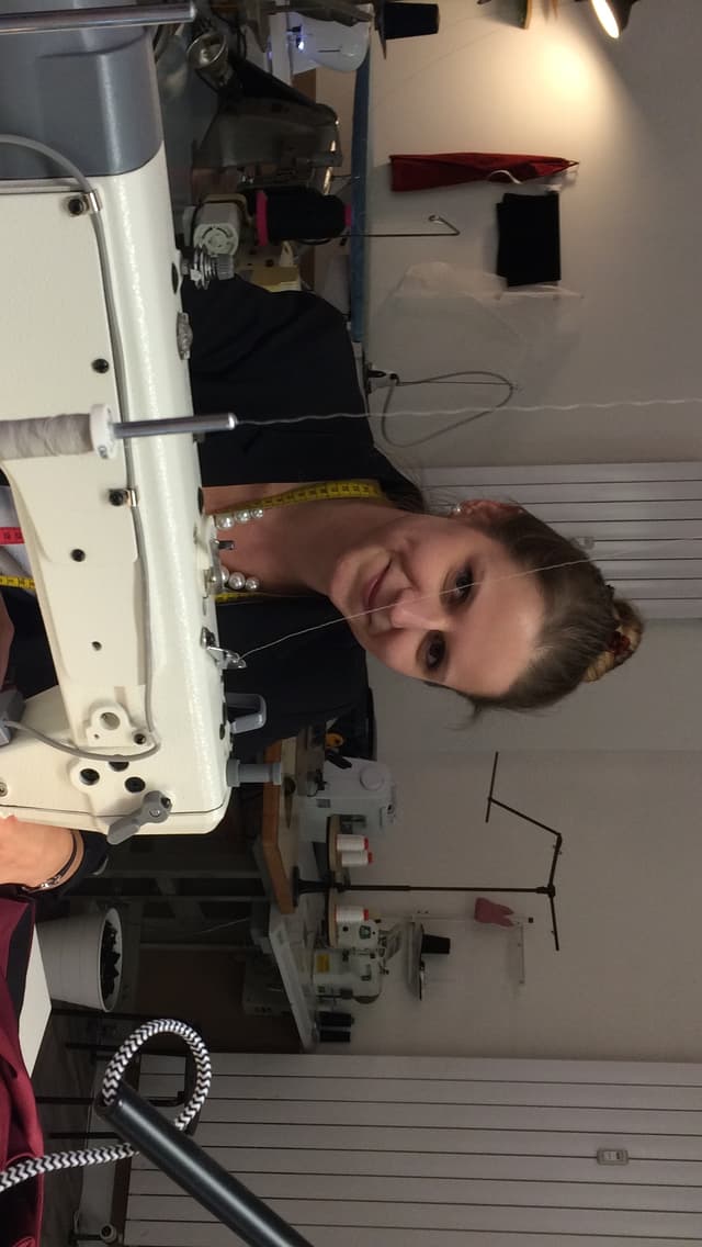 Tanja Oehl an der Nähmaschine Tanja Oehl an der Nähmaschine