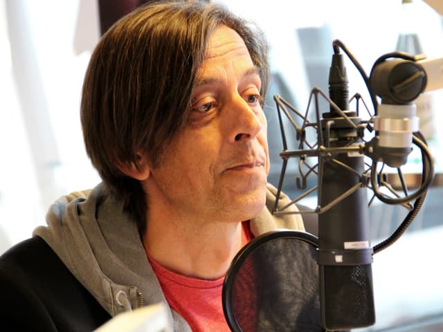 Pedro Lenz am Mikrofon.