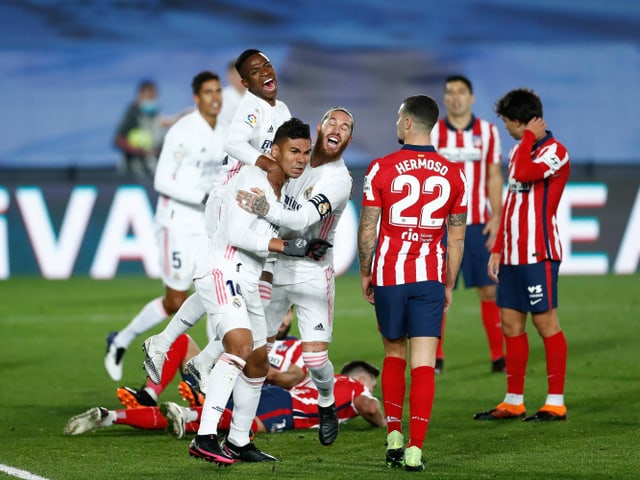 Casemiro (links) und Sergio Ramos feiern das 1:0 im Stadtderby. Casemiro (links) und Sergio Ramos feiern das 1:0 im Stadtderby.