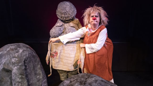 Bühnenausschnitt mit Clownin Gardi Hutter als Hanna. Bühnenausschnitt mit Clownin Gardi Hutter als Hanna.