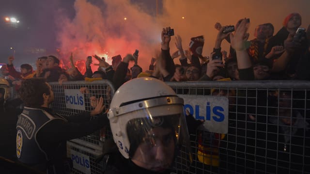 Galatasaray-Anhänger bei der Ankunft von Didier Drogba in Istanbul Galatasaray-Anhänger bei der Ankunft von Didier Drogba in Istanbul
