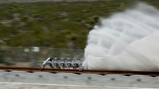 Eine unbemannte Kapsel rast auf Geleise durch die Wüste von Nevada. Eine unbemannte Kapsel rast auf Geleise durch die Wüste von Nevada.