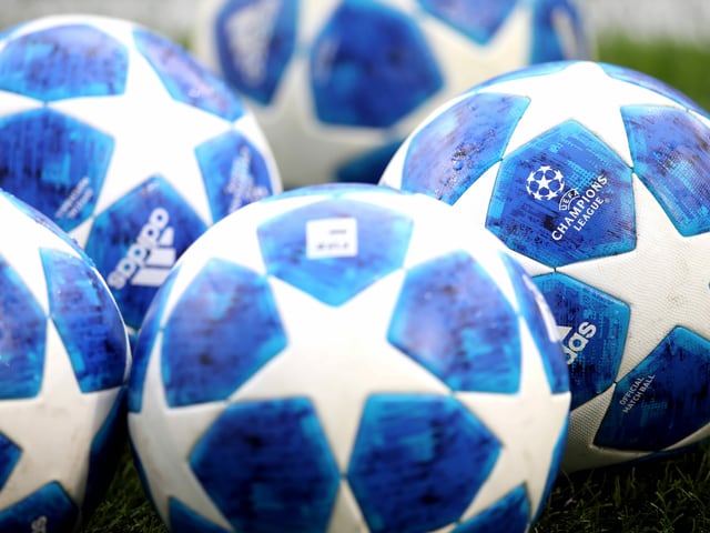 5 Champions-League-Bälle auf dem Rasen. 5 Champions-League-Bälle auf dem Rasen.