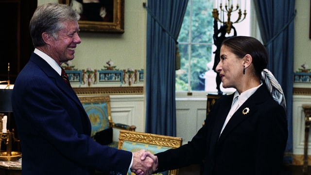 US-Präsident Jimmy Carter beim Handshake mit Ruht Bader Ginsburg. US-Präsident Jimmy Carter beim Handshake mit Ruht Bader Ginsburg.