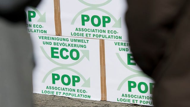 Gestapelte Kartons mit grüner Ecopop-Aufschrift. Gestapelte Kartons mit grüner Ecopop-Aufschrift.