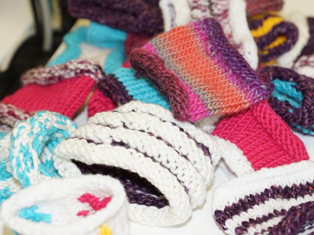 Verschieden farbige gestrickte Becherwärmer. Verschieden farbige gestrickte Becherwärmer.