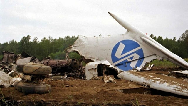 Das Wrack eines Flugzeugs in einem Feld. Das Wrack eines Flugzeugs in einem Feld.