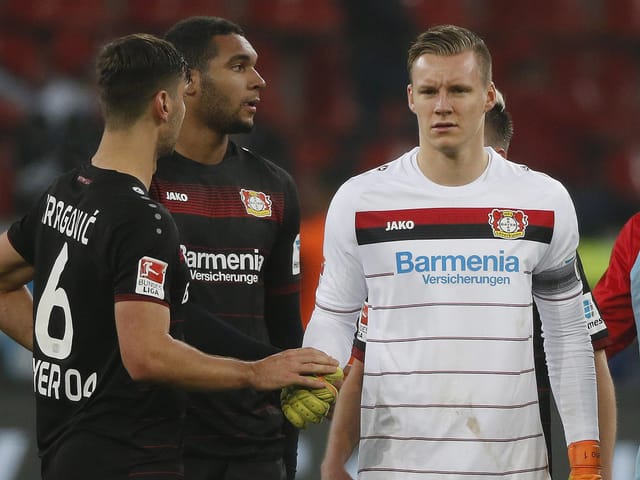 Bernd Leno und zwei Teamkollegen schauen verbittert.