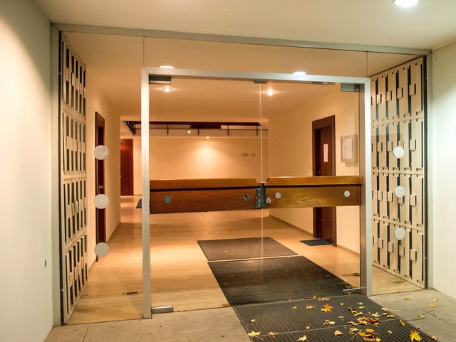 Der Ort der Aufmerksamkeit: Eingang des Gebäudes, wo der Kunstschatz in Cornelius Gurlitts Wohnung jahrelang lagerte. Der Ort der Aufmerksamkeit: Eingang des Gebäudes, wo der Kunstschatz in Cornelius Gurlitts Wohnung jahrelang lagerte.