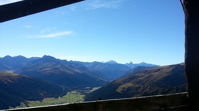 Blick ins Landwassertal, darüber ein nahezu wolkenloser Himmel. Blick ins Landwassertal, darüber ein nahezu wolkenloser Himmel.