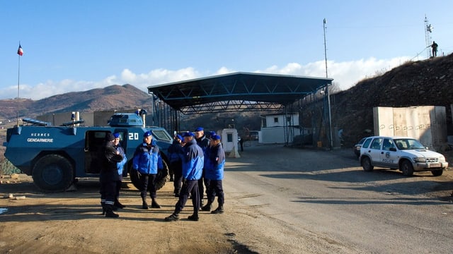 EULEX-Polizisten stehen vor einem Grenzübergang im Kosovo. EULEX-Polizisten stehen vor einem Grenzübergang im Kosovo.