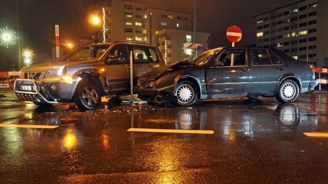Auffahrunfall mit zwei Autos Auffahrunfall mit zwei Autos