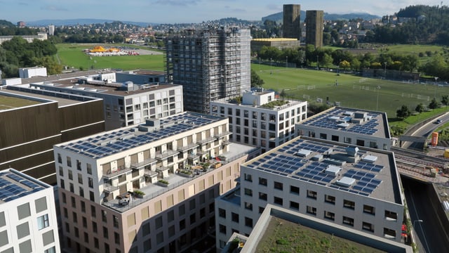 Neue Gebäude, mit Solarzellen auf den Dächern. Neue Gebäude, mit Solarzellen auf den Dächern.