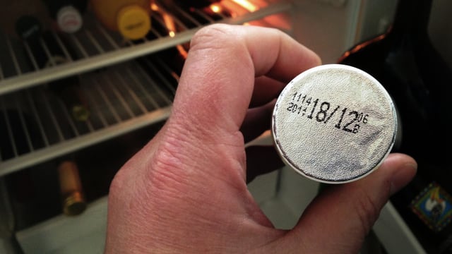 Blick auf die Etikette, wo als Ablaufdatum der 18.12.2011 angegeben ist. Blick auf die Etikette, wo als Ablaufdatum der 18.12.2011 angegeben ist.