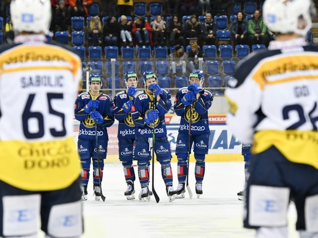 Ein paar HCD-Spieler stehen enttäuscht uaf dem Eis. Ein paar HCD-Spieler stehen enttäuscht uaf dem Eis.