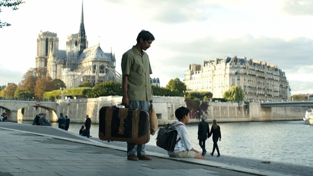 Ein Vater mit sienem Sohn befinden sich mit Koffer an der Seine in Paris. Ein Vater mit sienem Sohn befinden sich mit Koffer an der Seine in Paris.