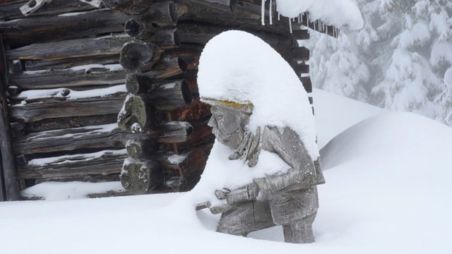 Verschneite Holzfigur im Schanfigg. Verschneite Holzfigur im Schanfigg.