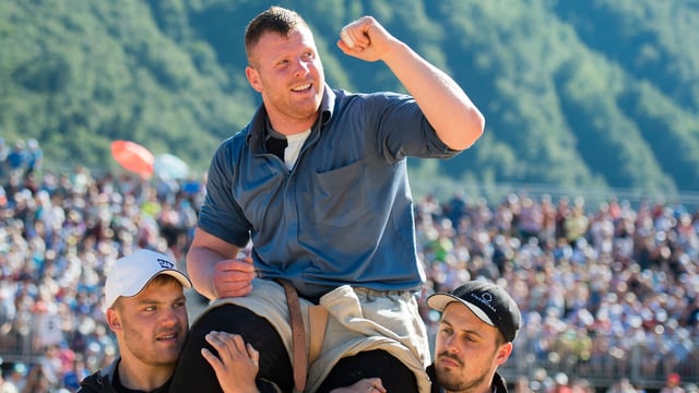 Matthias Glarner auf den Schultern seiner Gegner. Matthias Glarner auf den Schultern seiner Gegner.