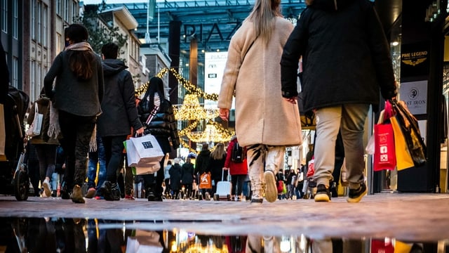 Trotz aller Warnungen machten (zu) viele Niederländer und Niederländerinnen Weihnachtsshopping. Trotz aller Warnungen machten (zu) viele Niederländer und Niederländerinnen Weihnachtsshopping.