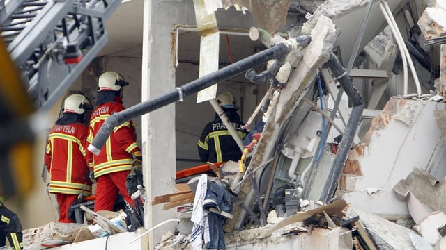 feuerwehr in Trümmern feuerwehr in Trümmern