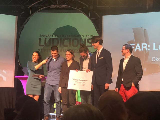 5 Mitglieder von Okomotive, einem kleinen Indie Studio in Zürich, nimmt einen Game Award entgegen. 5 Mitglieder von Okomotive, einem kleinen Indie Studio in Zürich, nimmt einen Game Award entgegen.