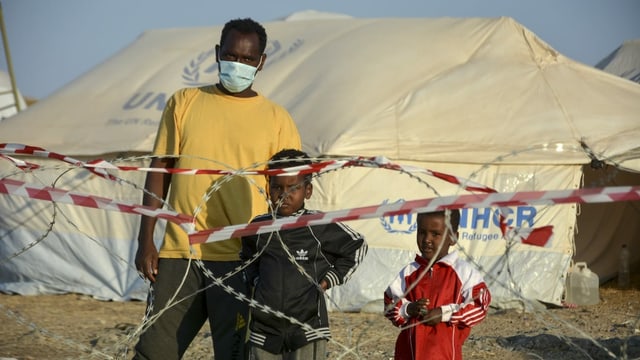 Migrantenfamilie im temporären Flüchtlingslager Kara Tepe auf Lesbos, Herbst 2020. Migrantenfamilie im temporären Flüchtlingslager Kara Tepe auf Lesbos, Herbst 2020.