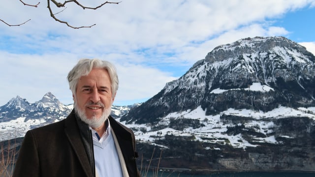 Felix Kägi vor dem Alpenpanorama in Seelisberg Felix Kägi vor dem Alpenpanorama in Seelisberg
