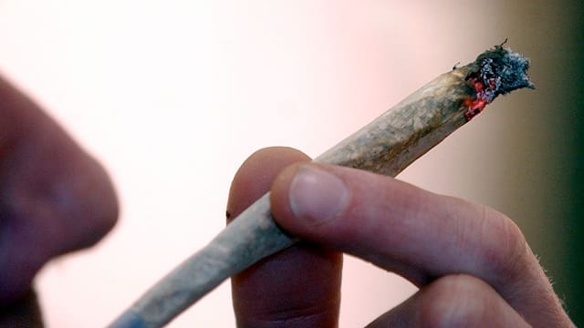 Ein Joint rauchender Mensch. Ein Joint rauchender Mensch.
