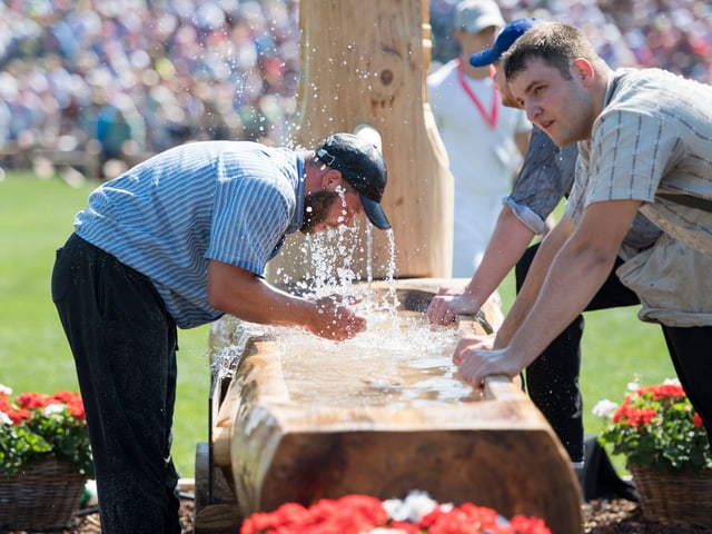 Schwinger und Fans trinken am Brunnen