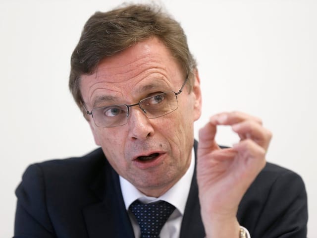 Hans-Jürg Käser, Regierungsrat im Kanton Bern, gestikuliert während eines Gespräches. Hans-Jürg Käser, Regierungsrat im Kanton Bern, gestikuliert während eines Gespräches.