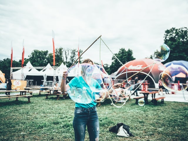 Festivalbesucherin, die Seifenblasen macht