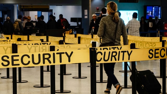 Warteschlange vor Sicherheitsschalter am Flughafen JFK Warteschlange vor Sicherheitsschalter am Flughafen JFK