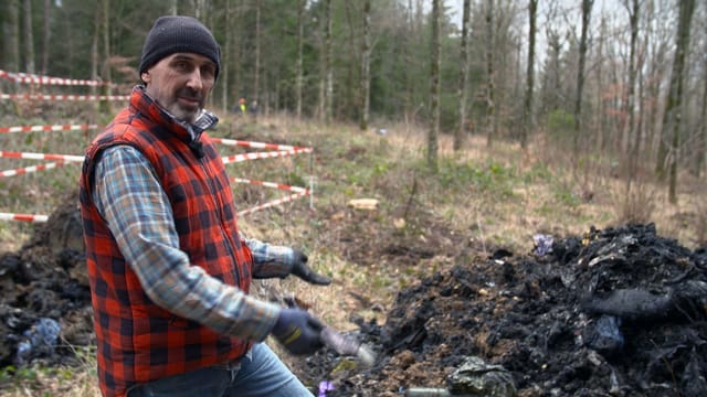 Ein Mann steht im Wald. Ein Mann steht im Wald.