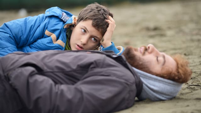 Ahmad und Amir Reza liegen am Strand. Ahmad und Amir Reza liegen am Strand.