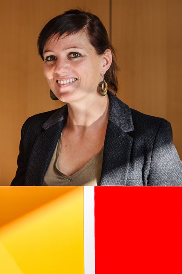 Laure-Emmanuelle, vor sich ein Panel mit verschiedenen Farbmustern. Laure-Emmanuelle, vor sich ein Panel mit verschiedenen Farbmustern.