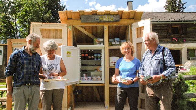 Wolfgang e Gina Schutz, Irene Schuler, Uniun Parc Ela und Max Barandun, manader da constucziun, davant il post da marenda. Wolfgang e Gina Schutz, Irene Schuler, Uniun Parc Ela und Max Barandun, manader da constucziun, davant il post da marenda.