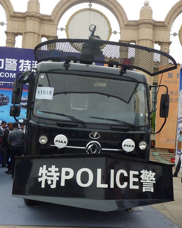 Ein Polizeifahrzeug mit einer Extra-Stossstange. Ein Polizeifahrzeug mit einer Extra-Stossstange.