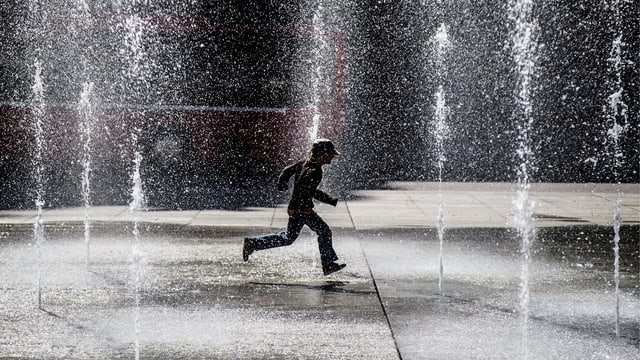 Das Wasserspiel auf dem Bundesplatz Das Wasserspiel auf dem Bundesplatz