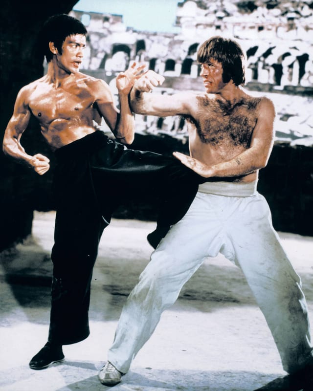 Bruce Lee kämpft gegen Chuck Norris Bruce Lee kämpft gegen Chuck Norris