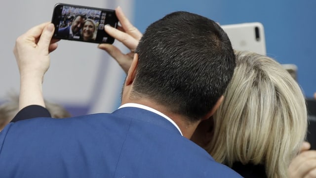 Ein Selfie in Mailand: Matteo Salvini und Marine Le Pen im Vorfeld der Europawahlen. Ein Selfie in Mailand: Matteo Salvini und Marine Le Pen im Vorfeld der Europawahlen.
