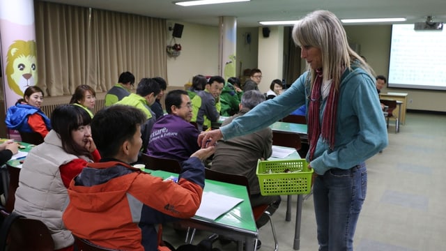 Gail Laule als Lehrerin in einer Schulklasse Gail Laule als Lehrerin in einer Schulklasse