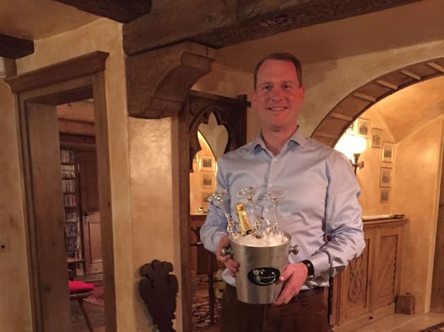 Der Butler Hanspeter Vochezer hält einen Eiskübel mit Champagnerflasche in Händen. Der Butler Hanspeter Vochezer hält einen Eiskübel mit Champagnerflasche in Händen.