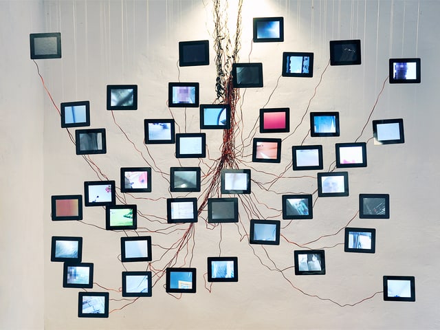 In der Luft hängende Bildschirme, deren Kabel sich miteinander verbinden. In der Luft hängende Bildschirme, deren Kabel sich miteinander verbinden.