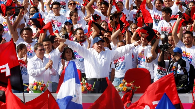 Ortega lässt sich von der Menge feiern Ortega lässt sich von der Menge feiern