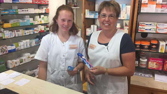 Melanie Wieland e Daniela Brenn cun in glatsch en la drogaria a Savognin.