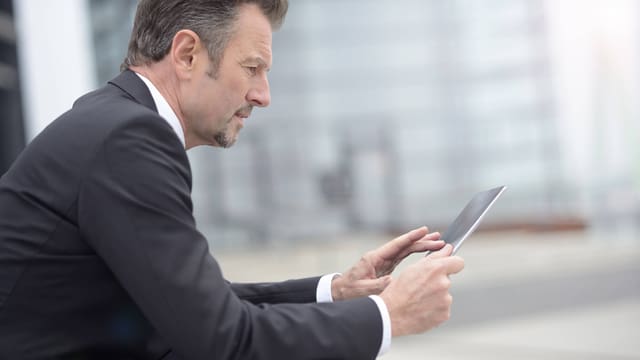 Bild eines Manns in Anzug mit Ipad Bild eines Manns in Anzug mit Ipad